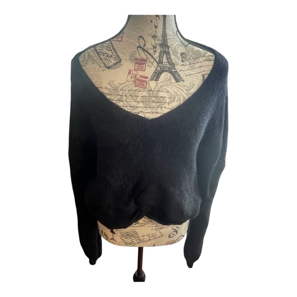 Versona Black V-Neck cropped Sweater